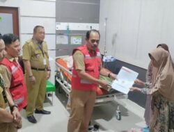 *Camat Petarukan Serahkan Bantuan PMI untuk Korban Tersambar Petir di RS Siaga Medika*
