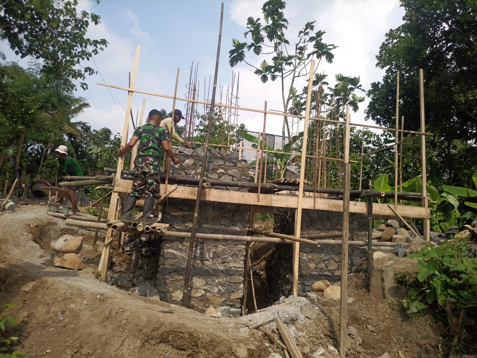 Estafet Ember Penuh Tawa, Cara Satgas TMMD dan Warga Percepat Pembangunan Jalan