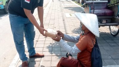 Konsisten Tebarkan Kebaikan, ORMAS 234 SC DPC Pemalang Lanjutkan Agenda Rutin Jumat Berkah dengan Membagikan Nasi kepada Warga di Terminal Pemalang.
