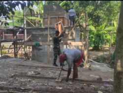 BABINSA KORAMIL AMPELGADING BERSAMA WARGA GOTONG ROYONG SELESAIKAN PEMBANGUNAN JEMBATAN GANTUNG GARUDA