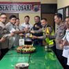 HUT Bhayangkara ke-80, Camat Pulosari Arif Senoaji Serahkan Tumpeng Sinergitas ke Kapolsek