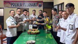 HUT Bhayangkara ke-80, Camat Pulosari Arif Senoaji Serahkan Tumpeng Sinergitas ke Kapolsek