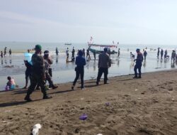 Patroli Mandiri Babinsa Jaga Keamanan, Para Wisatawan Nikmati Liburan di Pantai Widuri dengan Aman