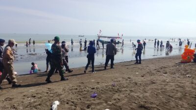Patroli Mandiri Babinsa Jaga Keamanan, Para Wisatawan Nikmati Liburan di Pantai Widuri dengan Aman
