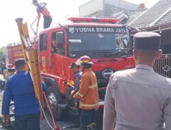 Ancam Pemukiman Saradan, 2 Mobil Damkar dan Polisi Diterjunkan Halau Kebakaran Tebu