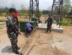 Jembatan Perintis Garuda Terus Dikebut, Danramil 09/Bantarbolang Turun Langsung Bantu Pemasangan Sling 