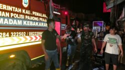 Anggota Koramil Belik Bersama Tim Gabungan Bergerak Cepat Padamkan Kebakaran Pasar Belik