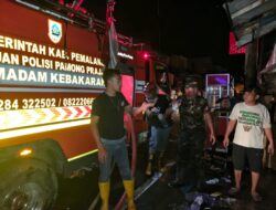 Anggota Koramil Belik Bersama Tim Gabungan Bergerak Cepat Padamkan Kebakaran Pasar Belik