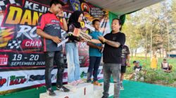 Ketua 234 SC DPC Pemalang Serahkan Hadiah kepada Pemenang Road Race Championship Dandim Cup