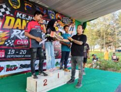 Ketua 234 SC DPC Pemalang Serahkan Hadiah kepada Pemenang Road Race Championship Dandim Cup