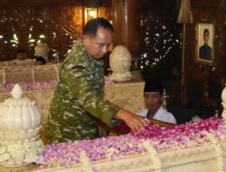 Pangdam IV/Diponegoro Dampingi Panglima TNI Ziarah ke Makam Jenderal Besar TNI (Purn) Soeharto di Giri Bangun.